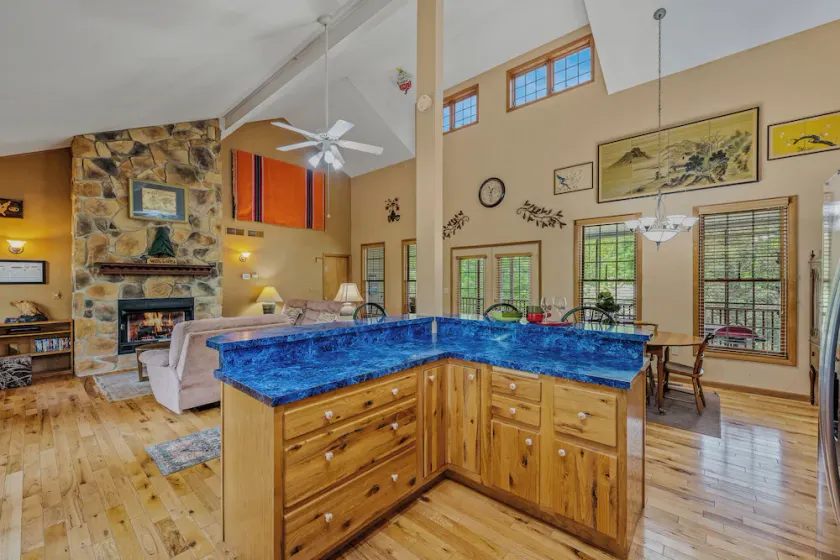 Blue Badger Cottage -Wifi, Fire Pit, Fireplace, Screen Porch, Game Room, King Bed, Grill - Image 1