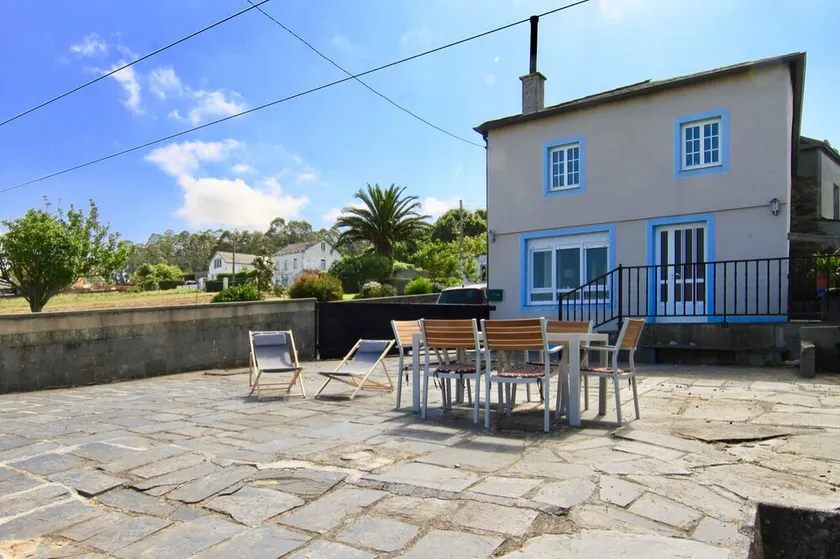 Lovely home with ocean views just a 5 minute walk to stunning beaches! - Image 1