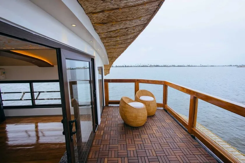 Luxury Houseboat - Image 1