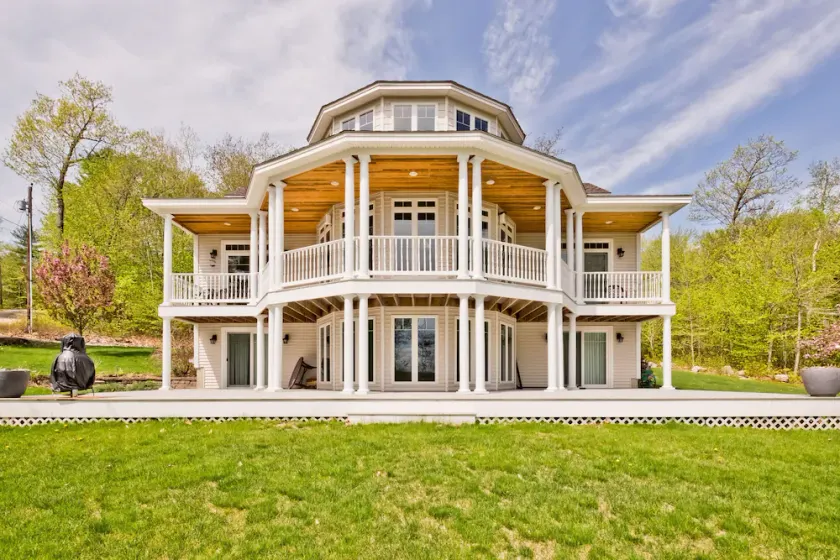 Njoy Luxury - MUST experience this exclusive and stunning lakeview home - Image 1