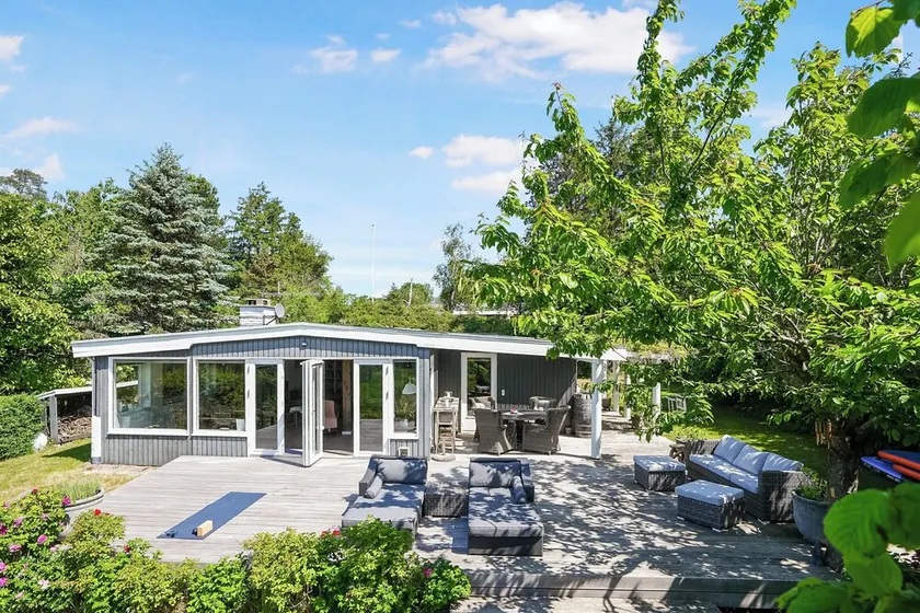 Spacious cottage with a view of wild nature - Image 1