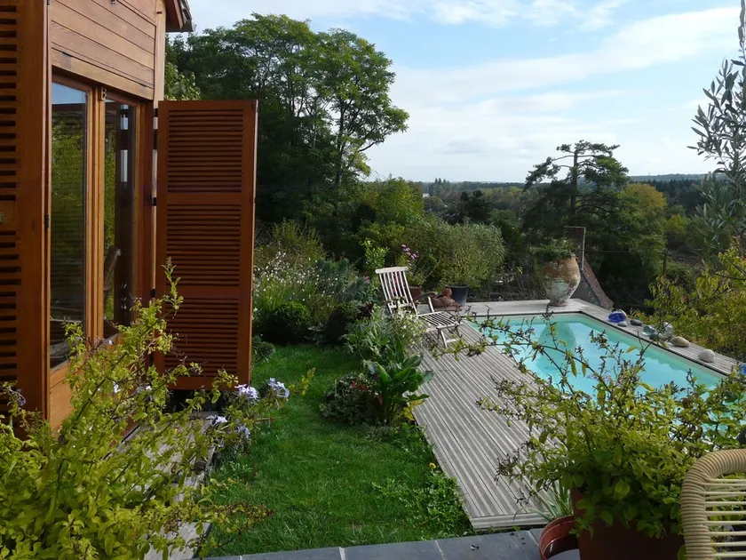 Fritliggende hus mod syd med pool og panoramaudsigt over Cher - Image 1