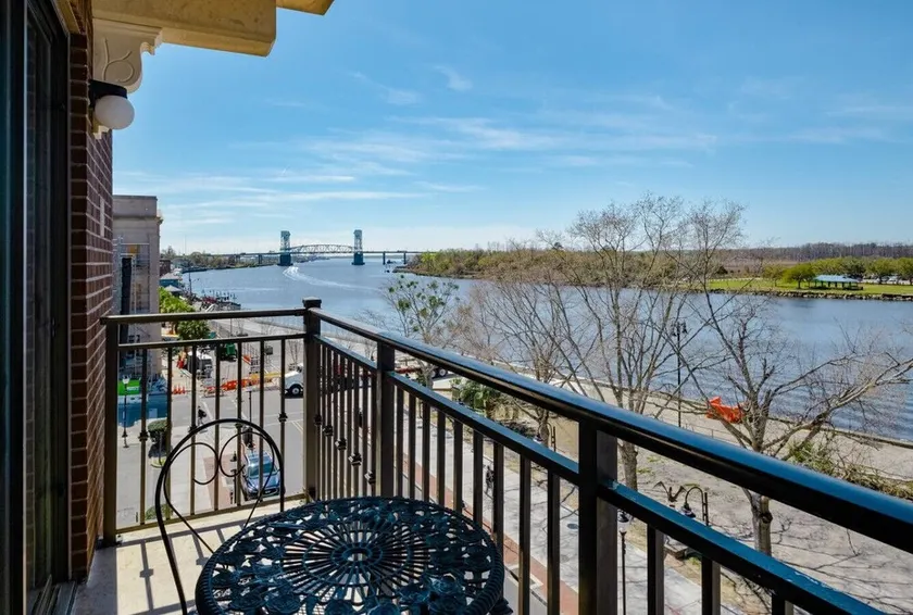 DT~ Free parking~ Sunset river views~ WiFi~ W/D - Image 1