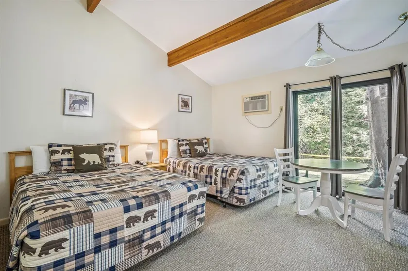102 Deluxe One bedroom Queen Suite with outdoor heated pool - Image 1