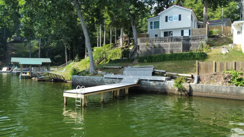 Lake Jackson Waterfront Home w/ breathtaking views & dock - Image 1