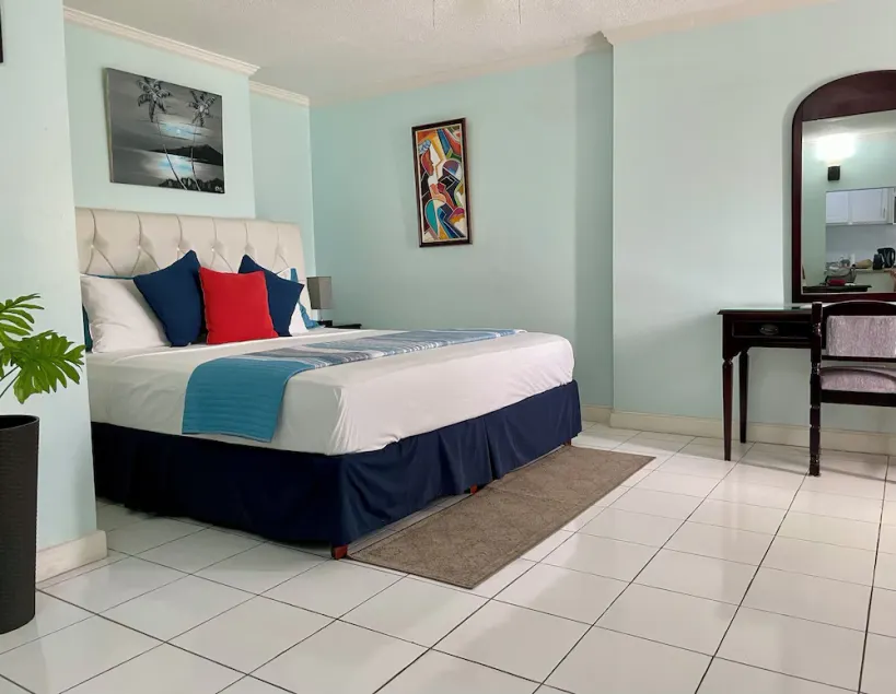 Spacious Ocho Rios Beach Apt with A/C, Cable TV, WiFi, Kitchen, Pool & View - Image 1