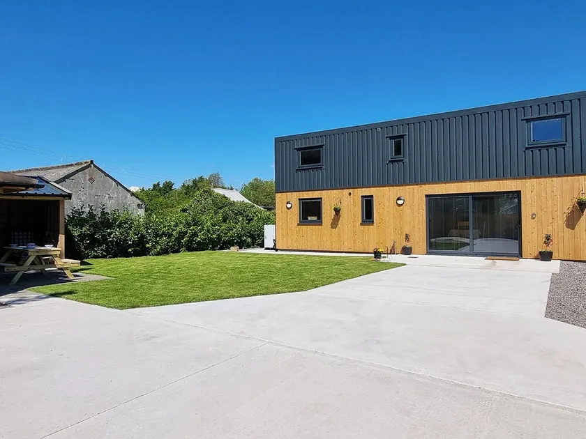 5 bedroom accommodation in Somerton - Image 1