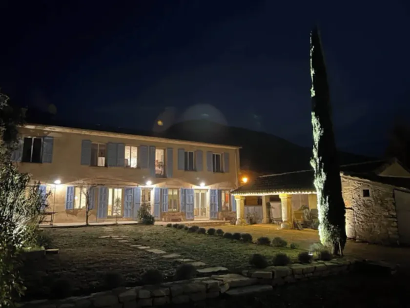 In the heart of the Luberon and the Colorado Provençal, former school completely renovated - Image 1