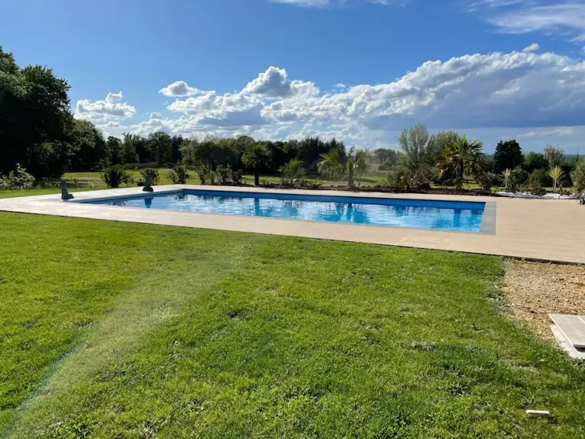 Magnifique Maison en Pierre Avec Grande Piscine Chauffée - Image 1