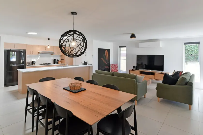 Sleeps 11. All linen and towels provided. Pets welcome. Lovely house. - Image 1