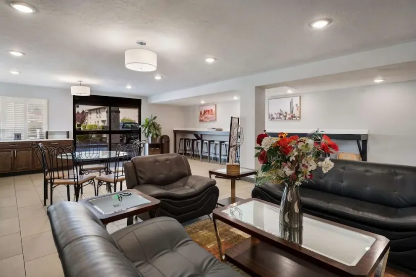 Just What You Were Looking For! Pool, Free Breakfast & Parking, Pets Allowed - Image 1
