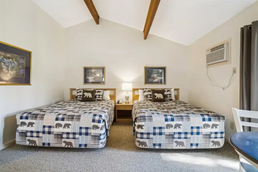 Deluxe Standard Hotelzimmer mit 2 Queensize-Betten in der 2. Etage mit beheiztem Pool - Image 1