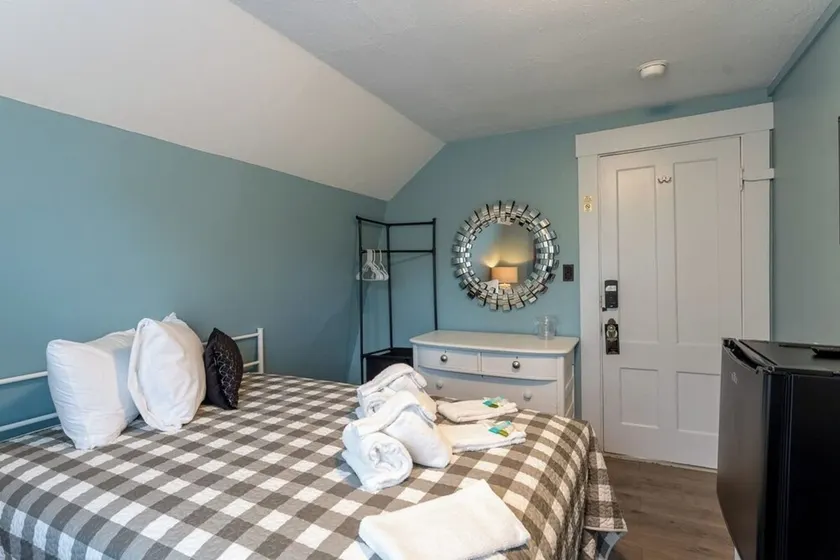 Room 8 (3rd Floor and Shared Bathroom) - Image 1