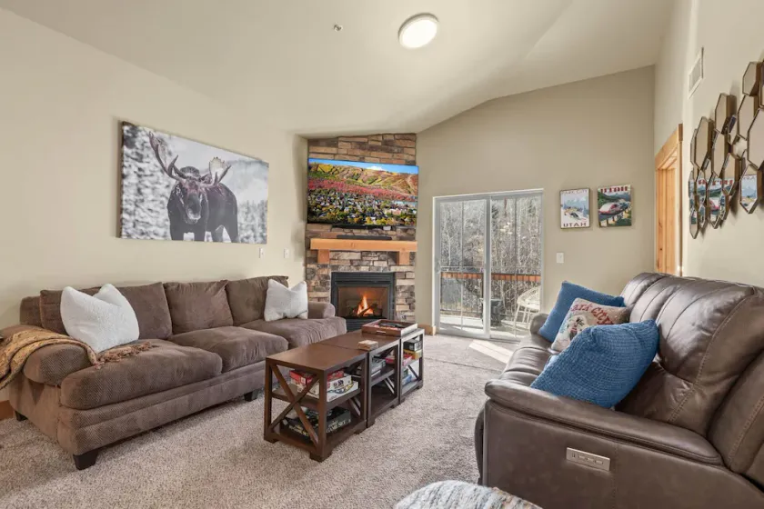 Moose Mgmt at Bear Hollow 1404 Top Floor -AC-Pool-Dogs Welcome-Free Shuttle - Image 1