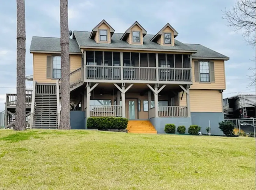 Come relax at this beautiful Livingston lake front! - Image 1