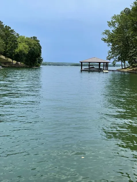 Mid lake, pet friendly 4 bedroom, 3 bath with protected swim area - Image 1