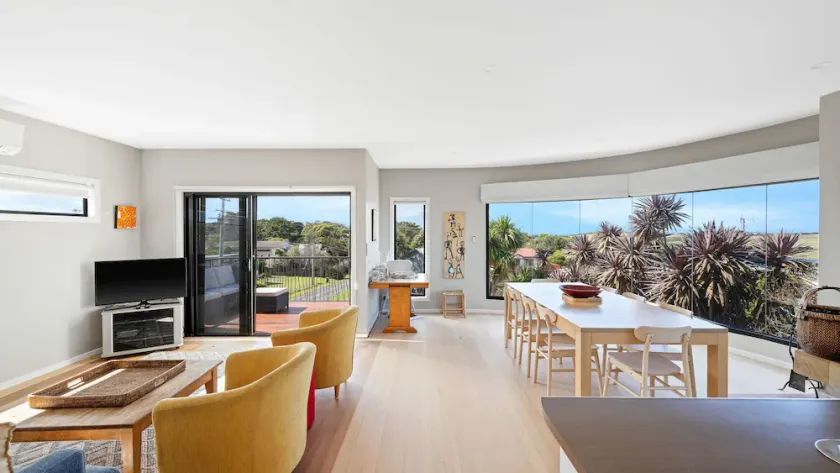 Beautiful spacious pet friendly home next to the ocean - Image 1
