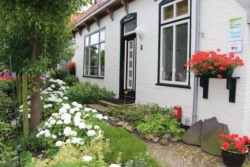 Stilfuld lejlighed med have i et tidligere bondegård i De Waal - Image 1