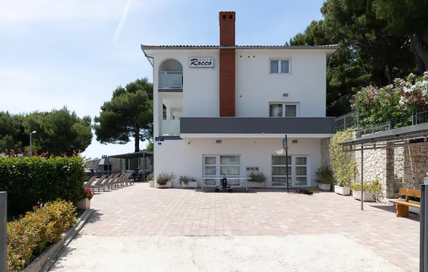 Ten-Bedroom Holiday Home In Duce - Image 1