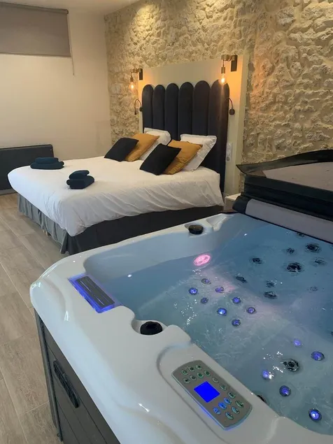 CHAMBRE MIAMI avec JACUZZI PRIVATIF - Image 1