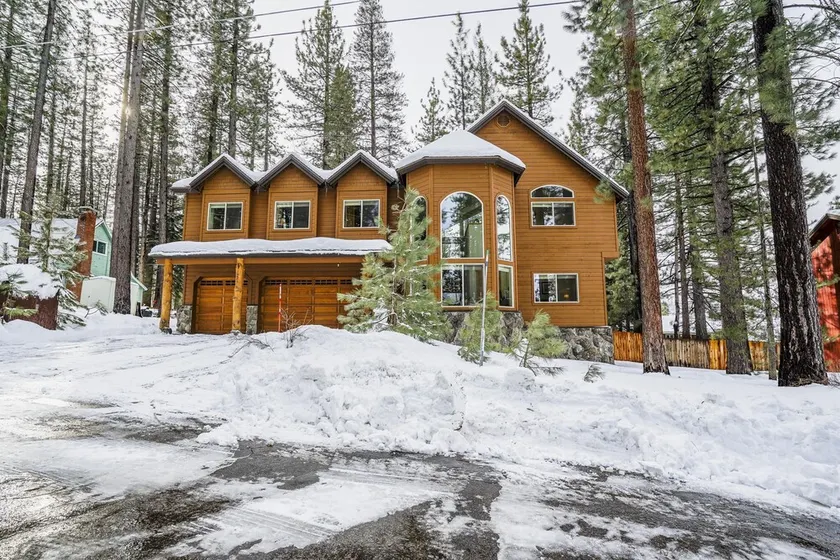 6 BR Lux Chalet-Hot Tub & Jetted Tub walking distance to Tesla charging station. - Image 1