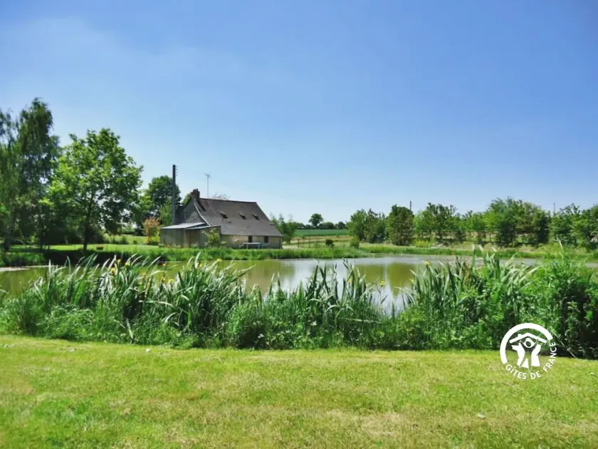 Charming Rural Retreat with Private Pond, Ideal for Fishing, Nature Lovers, Families & Pets - Image 1