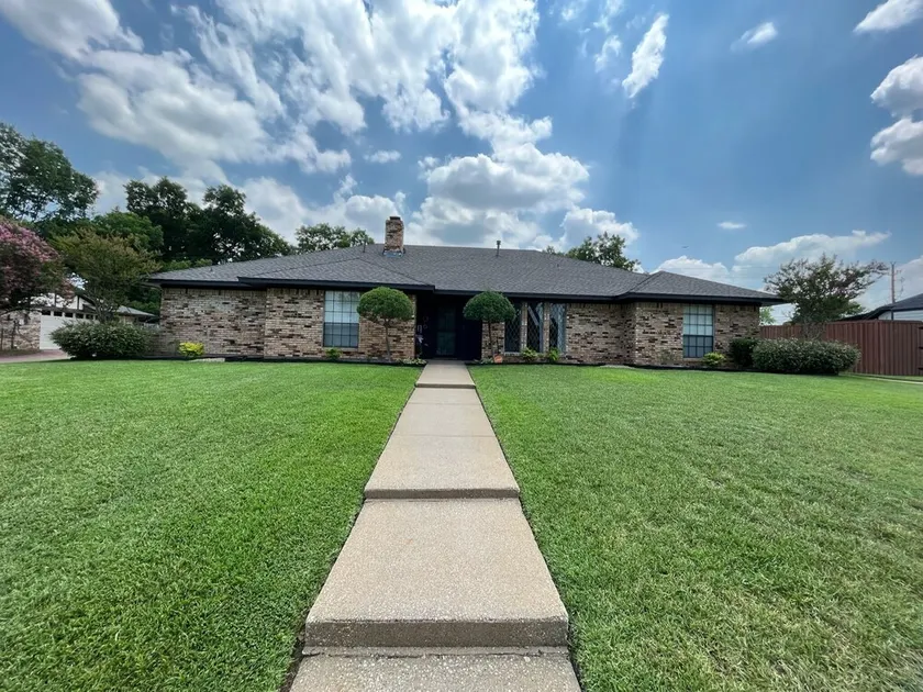 Designer Single Story 4 bed 3 bath home in mid-century style with big backyard and garage - Image 1