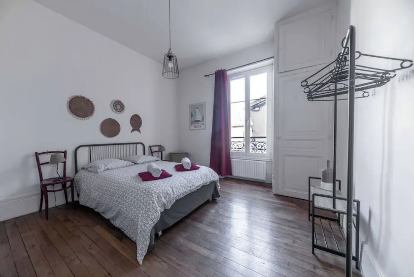 Grand appartement design, 5' centre, pkg gratuit - Image 1