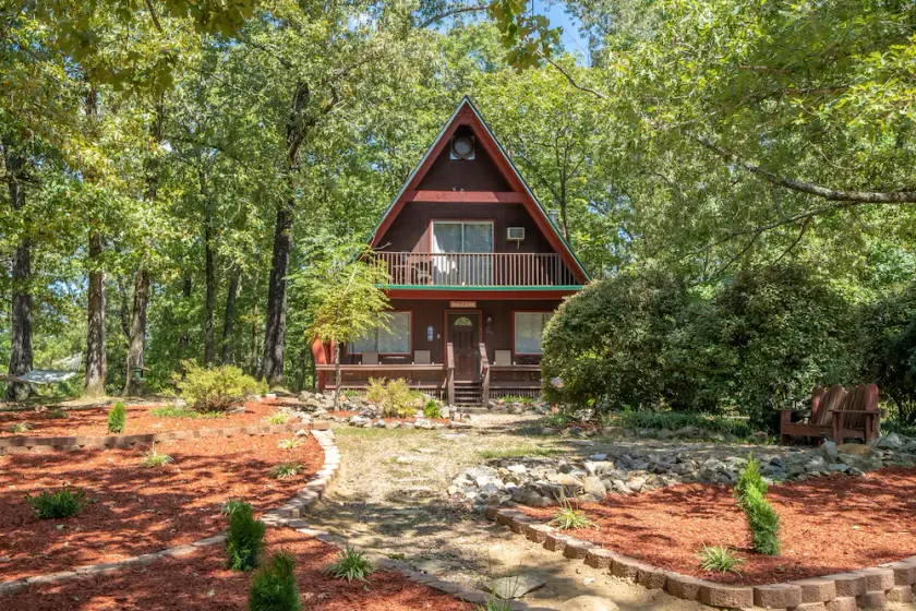 Woodsy cabin perfect for a couple or a group! - Image 1