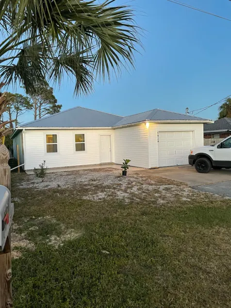 House 3 blocks to the beach - Image 1