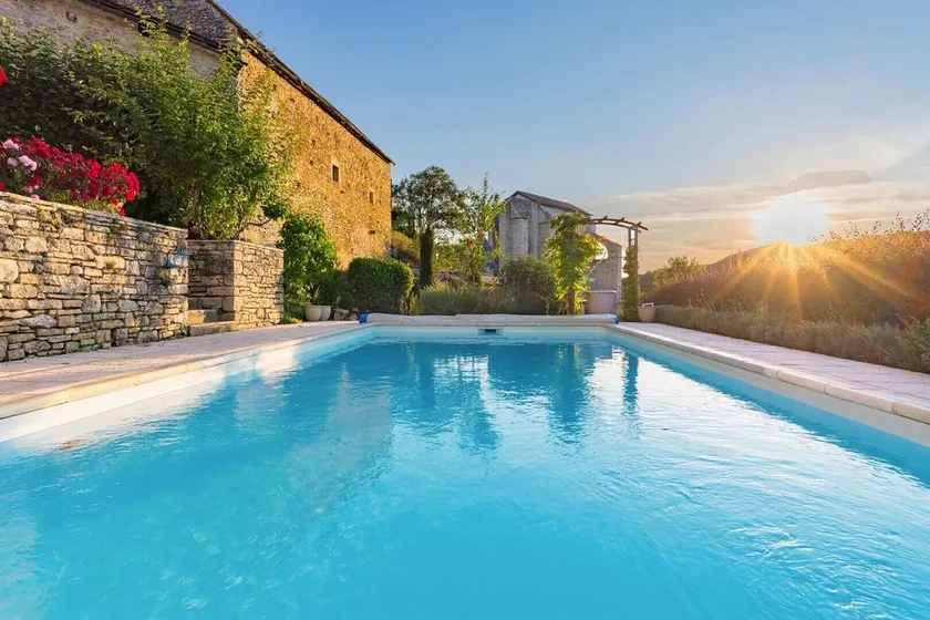 Vacation home with swimming pool overlooking historic monument - Image 1