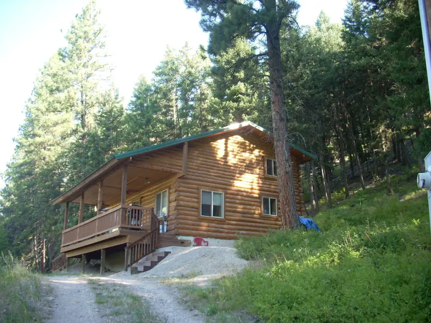 Picturesque Montana Log Cabin Overlooking the Nine Mile Creek - Image 1
