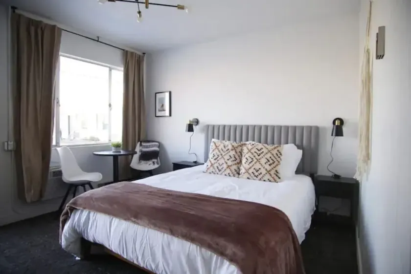 Fillmore Lodge: Cozy 1-Queen Room at a BEST Price - Image 1