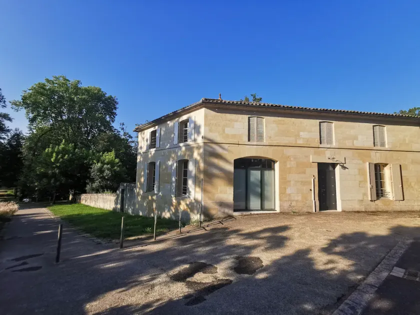 Detached house with garden at the foot of the Château de Jonzac. - Image 1