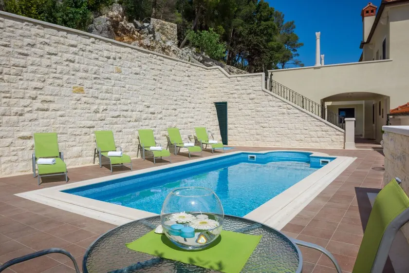 Modernes Apartment mit Pool im Stadtzentrum von Hvar - Image 1