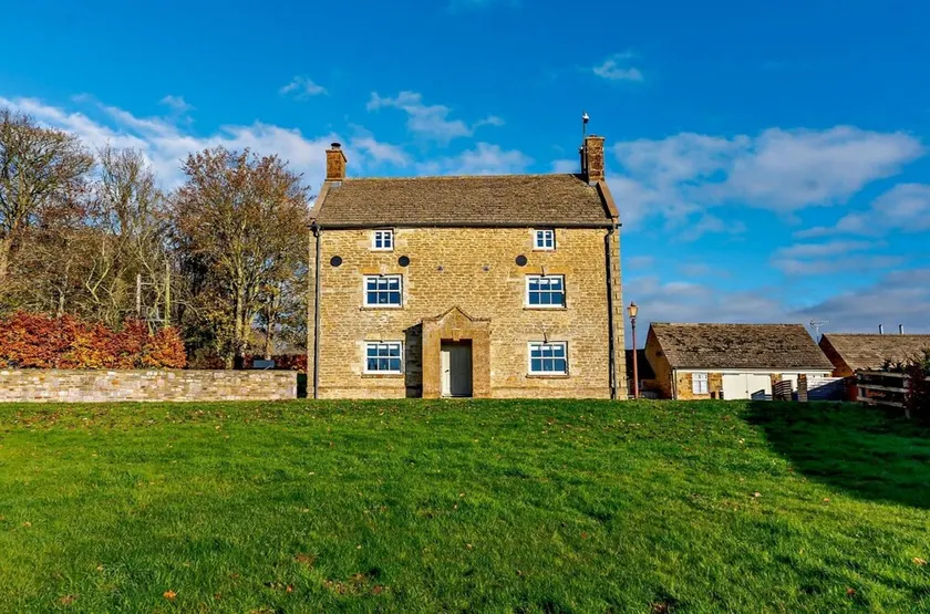 8 bedroom luxury holiday home in the Cotswolds with a hot tub - Stonewell Farmhouse - Image 1
