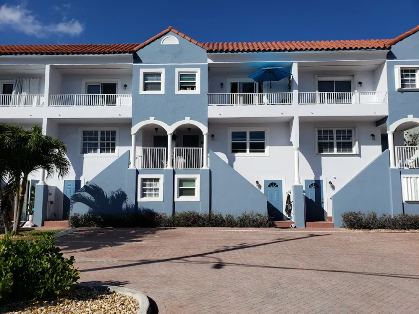 Remodeled Beach House 4/4 less than a block to beautiful HOLLYWOOD BEACH! - Image 1