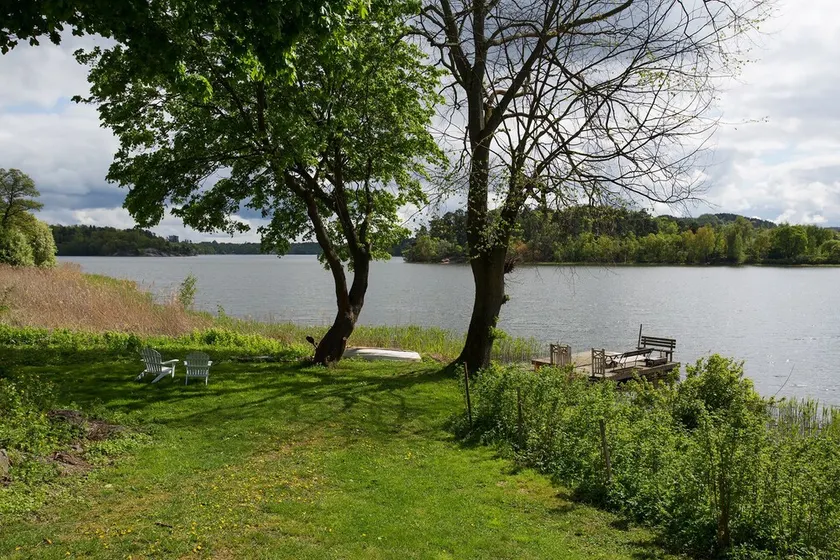 Belle maison au bord du lac près du centre-ville - Image 1