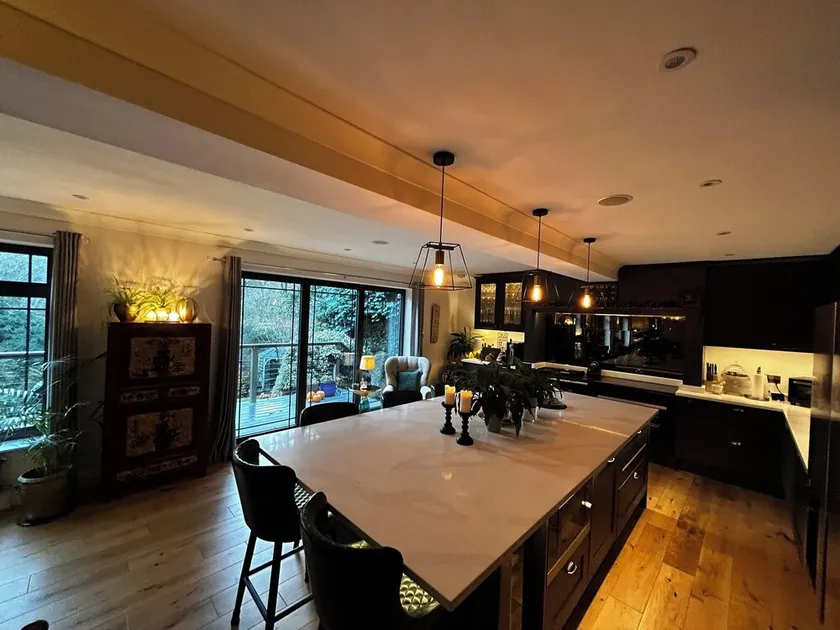 Luxury Surrey Hills 5BR with hot tub, set in woodland - Image 1