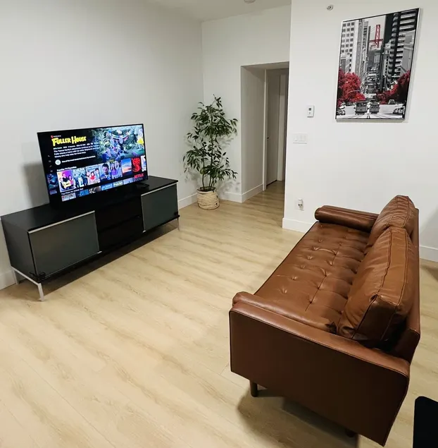 Spacious 2 bedroom suite near beaches and border - Image 1