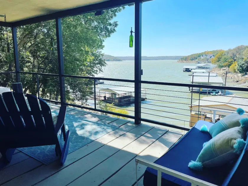 Relaxing lake house on Lake Bridgeport with private boat dock - Image 1