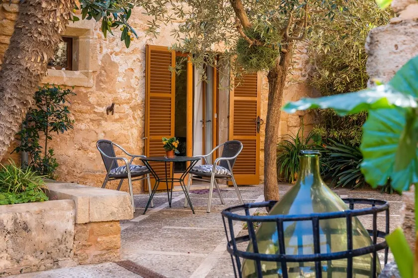 Casa vacanze 'Town House Esglesia 10' con terrazza privata, Wi-Fi e aria condizionata - Image 1