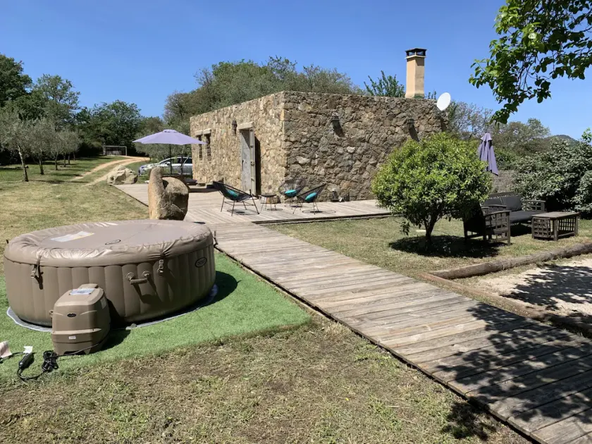 Stone house in the style of a sheepfold. With petanque court and Jacuzzi - Image 1