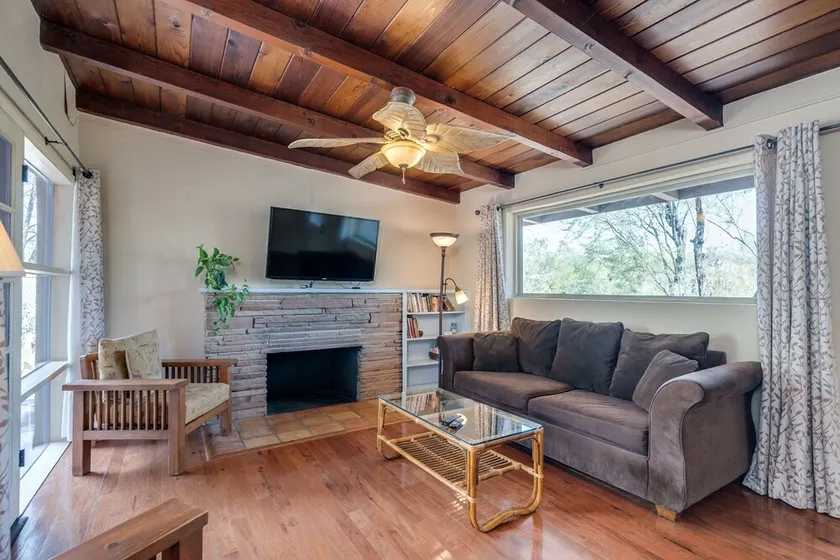 Serene and Charming, Private, Immaculate, Central,  2/1.5 Back yard and Pool - Image 1