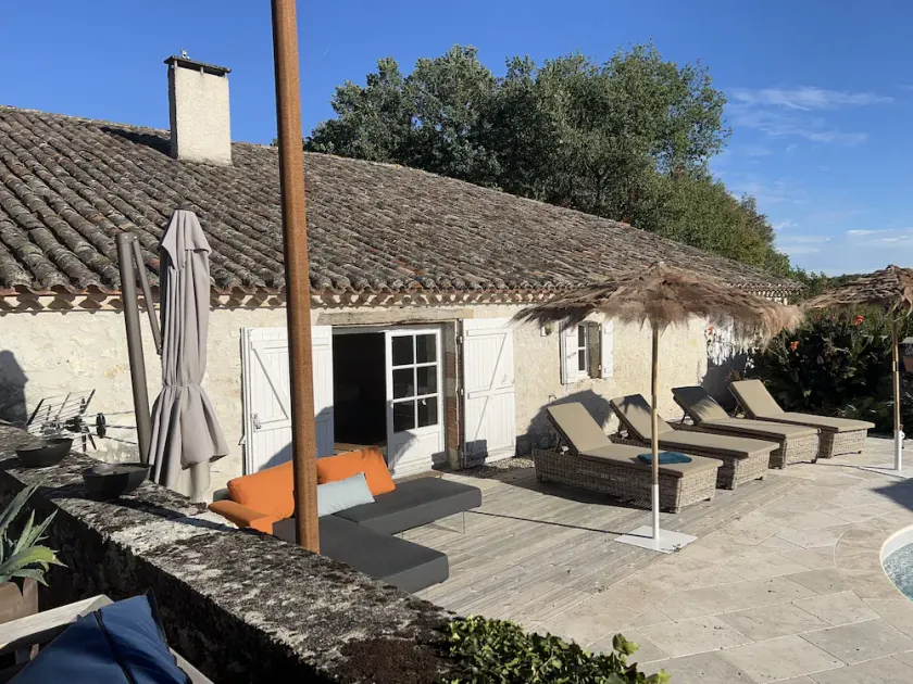 Fully renovated farmhouse, swimming pool, 33-hectare estate, 3 terraces - Image 1