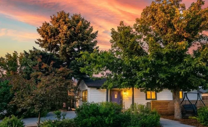 Littleton Cottage🏡2 blocks to Main🛍️Pets🐶Fenced Yard♨️Firepit🤑0 Cleaning & Pet Fee - Image 1