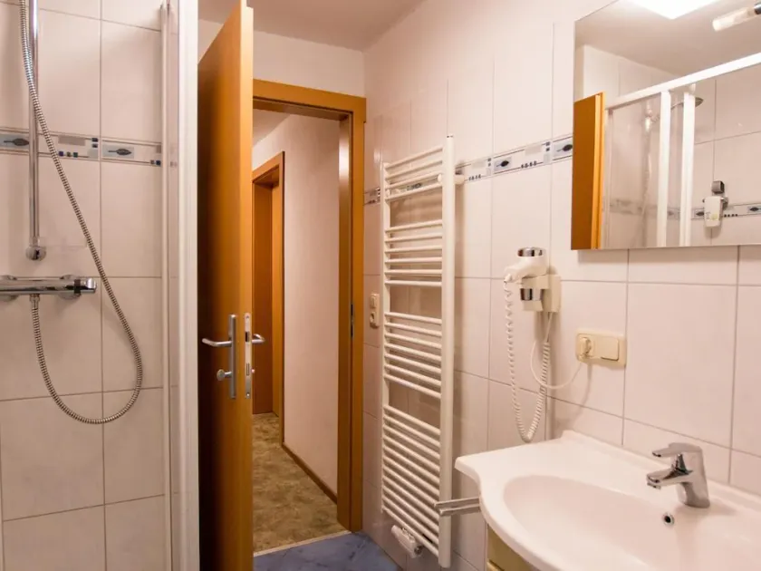 Dreibettzimmer Nr. 119, Dusche, WC - Gästehaus Leypold - Image 1