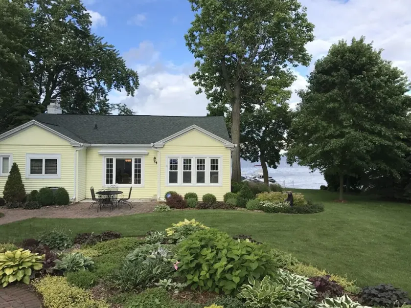 EAA Dream Home: Immaculate Lake Front Home 5 miles from EAA - Image 1