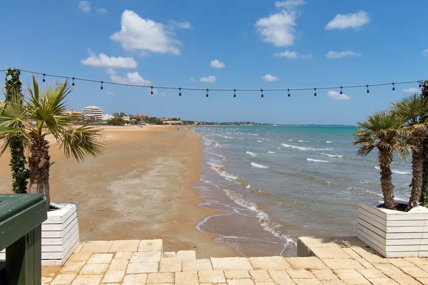 Apartment near the sea with open terrace and balcony - Image 1