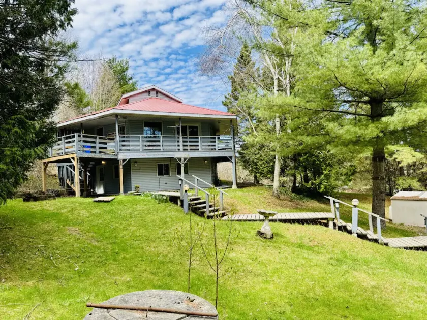 Spacious 3 Plus 1 Bedroom 2 Bath Cottage Retreat with Fire Pit and Pool Table - Image 1